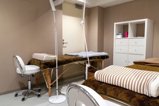 【塚口】≪最低保障あり！≫≪土日休み・連休OK≫≪髪色ネイル自由≫働き方に縛りがほとんどないため、ライフスタイル重視の方にも人気！「Nifty eyelash（ニフティーアイラッシュ）」からアイリスト（まつげエクステ・まつげパーマ・アイブロウ）の求人☆★☆