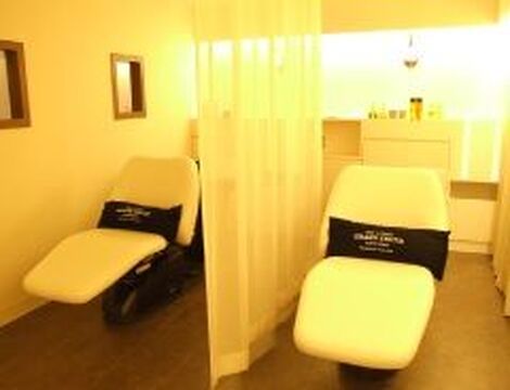 【市川駅】◇◆日曜休みあり・月8日休み・産休育休制度あり・社会保険完備◆◇月給25.5万円スタートと好待遇！サロンワーク以外の活動も盛んで、美容師としていろいろな事にチャレンジできます♪“GRAND TRUTH  市川店（グランドトゥルースイチカワテン）からスタイリスト（美容師）の求人★☆