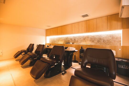 【平和一丁目】≪月給・保障給27万円！≫≪平均退社18:30！≫≪社会保険完備≫≪私服or制服で選択OK≫トリートメントやスパが大人気なので、カットやカラーができない方でも活躍できるサロン！「髪質改善＆トリートメント 美髪クリニック Courbe 道後店（カミシツカイゼンアンドトリートメントビガミクリニッククールブドウゴテン）」からスタイリスト（美容師）の求人☆★