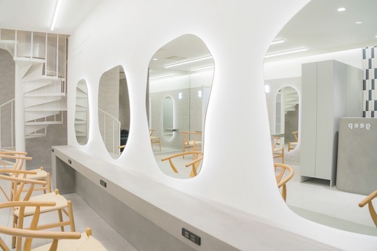 【松山市駅】≪社会保険完備≫≪実働8時間≫エクステ・デザインカラーが人気、平均単価は1万円ほど！アイラッシュ技術も学べるトータルビューティーサロン「hair circle geep 千舟町店（ヘアサークルジープチフネマチテン）」からスタイリスト（美容師）の求人★☆