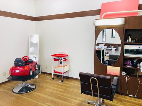 【諸岡】≪残業手当あり≫≪月休7日≫幅広い世代のお客様から大人気！シャンプーはしませんので、手荒れ・腰痛の心配がある方も大歓迎♪プライベートも充実できるカット専門店「Cut Factory 諸岡店（カットファクトリーモロオカテン）」からスタイリスト（美容師・理容師）の求人☆★