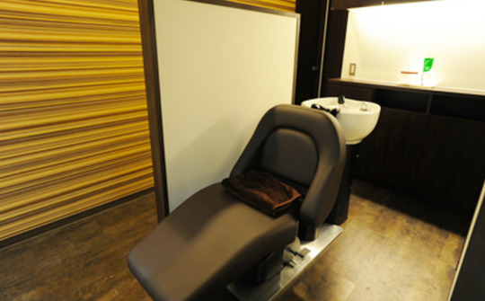 【平野】≪社会保険完備≫≪完全週休2日制≫≪完全週休3日制も可能！≫来年出店予定の為、スタッフ募集中！抜群の待遇面が充実しているので長く安心して働ける環境！ヘアだけでなくネイルやアイラッシュも提供するトータルビューティサロン「MOSH HAIR（モッシュヘアー）」からアシスタント（美容師）の求人☆★