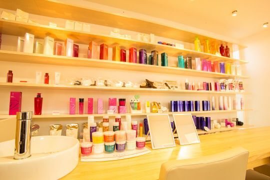 【久喜駅】■平均退社19時台・月9日休み選択可能・産休育休制度あり・社会保険完備■幅広い年齢層のスタッフさんが活躍しています！ママさんスタイリストさんも大歓迎！今までの経験を活かして長所を伸ばせるサロン！「hairshop N&A 久喜菖蒲店（ヘアーショップエヌアンドエークキショウウラテン）」からスタイリスト（美容師）の求人☆★