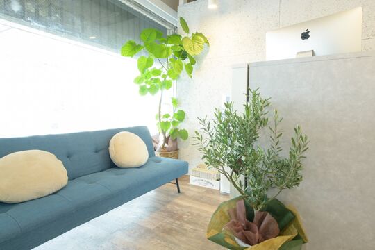 【平塚駅】◆指名売上50％還元・フリー売上40％還元◆月収50万円以上のスタッフ多数在籍◆融通が利きやすいので、ママさんスタイリストも働きやすい環境が整っています。幅広い薬剤のラインナップで、クオリティを維持しつつ単価UPも狙いやすい「Familia by little 平塚（ファミリアバイリトルヒラツカ）」からスタイリスト（美容師）の求人★☆