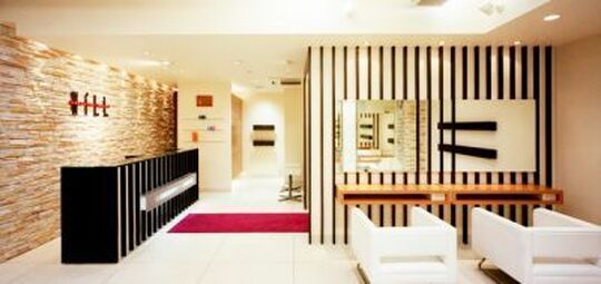 【JR茨木駅】 月給25万円  月8日休み  社会保険完備 大阪を中心に展開するトータルビューティーサロン☆サロンワークはもちろん、コレクション参加や雑誌のヘアメイクなどクリエイティブ活動に積極的な会社です★多くのチャンスがあるWiLL（ウィル）からスタイリスト（美容師）の求人☆★☆