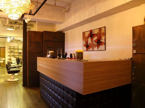 【鶴里】≪最短1年でデビュー可≫≪月8日休み≫≪月給18〜22万円≫充実した待遇面で働きやすいサロン！着実にスキルを身に付け最短でデビューできる！「THE COLORS（ザカラーズ）」からアシスタント（美容師）の求人☆★