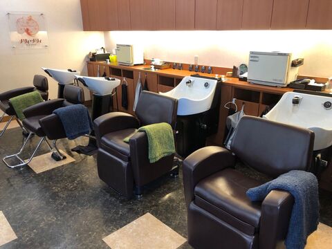 【浜田】≪19時までに退勤可能≫≪GW休みあり≫≪営業中レッスン≫≪頑張り次第で2年でデビュー可能≫≪社会保険完備≫福利厚生が整った環境！ほぼ営業中にレッスンを行い、頑張り次第で早期デビューも可能。スタッフのチームワークが良く、楽しく働けるサロンです「Merry Merry（メリィメリィ）」からアシスタント（美容師）の求人☆★