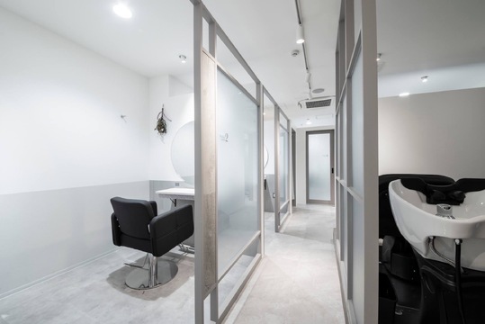 【博多駅】≪完全マンツーマン接客・全席半個室・入客チャンスあり≫高単価を狙えるメニュー構成なのでお客様ひとりひとりとしっかり関わり高い収入を狙えます。勤務時間・日数の相談もできプライベートを充実できる業務委託ヘアサロン「share salon O.a.K（シェアサロンオーク）」からスタイリスト（美容師）の求人☆★