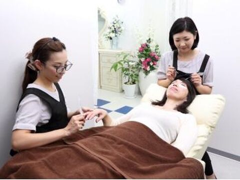 【京橋】≪完全週休2日制≫≪社会保険完備≫≪実働8時間≫≪有給休暇あり≫福利厚生充実で長く活躍していただける環境を整えています！しっかりとカウンセリングを行い、ケアを重視した提案を行うサロン「Eyelash speciality salon Be. 大阪京橋店（アイラッシュスペシャリティサロンビーオオサカキョウバシテン）」アイリスト（まつげエクステ・まつげパーマ・アイブロウ）の求人☆☆