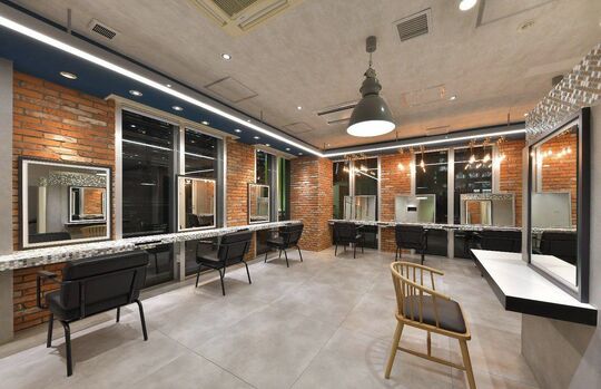 【茶屋町】≪自由出勤制≫≪保障給あり≫≪フリー40％／指名50％還元≫髪質改善・美髪カラーが人気のヘアサロン！完全マンツーマンでお客様に寄り添った対応ができる体制です！「rijii by granze（リジーバイグランジュ）」からスタイリスト（美容師）の求人☆★☆