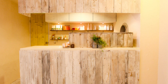 【西京極】≪髪質改善に特化した美髪サロン≫≪月給30万円以上も可能≫≪社会保険完備≫≪有給休暇あり≫感動をコンセプトにお客様と関わります、新規のお客様は全て任せていただけるので、カット入客チャンスが多いのは魅力◎アンティーク調の店内でゆったりと働いていく事ができますよ「emue（エミュー）」からスタイリスト（美容師）の求人☆★