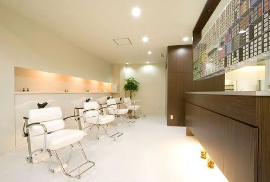 【楠】 月30万円保証あり 人気ヘアサロングループ☆歩合制 個人売上50〜65％＋指名料100％還元 郊外型の人気サロン☆完全マンツーマン&高単価な仕事を行うことが出来る環境です！「LOAOL KUSUNOKI（ロアールクスノキ）」からスタイリスト（美容師）の求人☆★