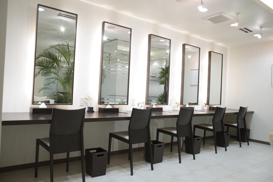 【江坂】≪未経験・新卒生OK≫≪社会保険完備≫≪月9日休み≫≪産休育休取得実績あり≫外部講習・セミナーなど学べる環境が充実！安心して技術習得ができますよ！美容に興味がある方大歓迎！「ESCOS 江坂店（エスコスエサカテン）」からエステティシャンの求人☆☆