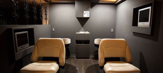 【新石切】 ≪月8,9日休み≫≪社会保険完備≫≪賞与あり≫≪産休育休実績あり≫地域郊外型の人気ヘアサロン！駅前すぐの好立地！！充実の待遇面により長く美容師として働ける会社です！！「Figaro DOU DOU 新石切店（フィガロデュデュシンイシキリテン）」からスタイリスト（美容師）の求人☆★