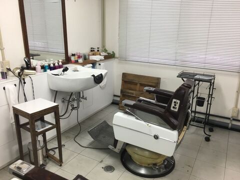 【薬院大通】≪社保完備≫≪未経験・通信生・新卒生OK≫ヘアケアに力を入れ、技術だけでなく、薬剤知識も学べる環境！！広々した空間でお仕事できる「chronicle（クロニクル）」からJr.スタイリスト（美容師）の求人★☆★