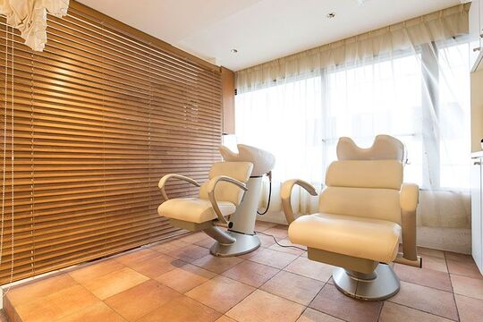 【横浜駅】◆完全週休2日制・2年以内のデビュー可能・営業中のレッスンOK◆レベル別カリキュラムを用意しており、着実なスキルアップが可能。トップレベルの技術が学べるサロンFrais 横浜本店（フレイスヨコハマホンテン）からアシスタント（美容師）の求人★☆