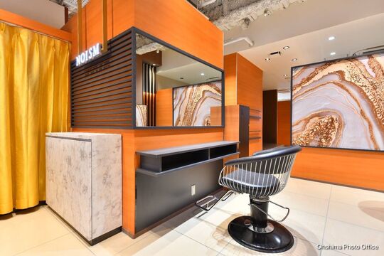 【高槻市駅】≪デビューまで最短1年≫≪月8日休み≫≪社会保険完備≫≪20時までに退勤OK≫朝レッスンのみなので、プライベートの時間も大事にできます！兼任でアイラッシュとネイルもできるトータルビューティーサロン！様々な技術が身に付きます「NOISM OSAKA（ノイズ オオサカ）」からアシスタント（美容師）の求人☆★☆