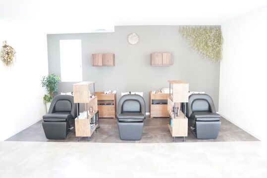 【小森野町】≪完全週休2日制・社会保険完備・最短19:00退勤・月給18～23万円・通信生OK≫充実した福利厚生なので働きやすさ抜群！あなたの経験を活かしてサロンを盛り上げましょう！入客チャンスもあるため歩合給もつきやすくオススメのヘアサロン「hair salon Nut’s（ヘアサロンナッツ）」からアシスタント（美容師）の求人☆★☆