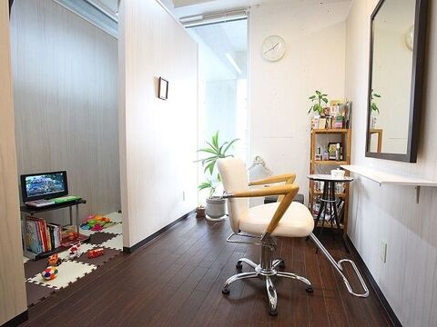 【豊中駅】≪材料費サロン負担≫≪髪質改善に特化≫≪自由出勤制≫≪ヘッドスパがウリ≫≪16時までの退勤OK≫≪土日休みOK≫≪夏季冬季休暇あり≫髪質改善×オーガニックサロン！ライフスタイルに合わせて働き方を選べるので、プライベートを充実させながらしっかり稼げます「natural.f（ナチュラルエフ）」からスタイリスト（美容師）の求人☆★