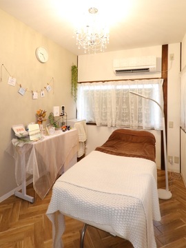 【春木】≪社会保険完備≫≪日曜日休みOK≫≪未経験歓迎≫駅前の可愛いトータルビューティサロン「La Foxy（ラフォクシー）」平均19時退社でプライベートも充実！お店の売上＆個人の指名売上に対する手当もしっかりお給料に反映されます！パート・アルバイトも相談OK！アイリスト（アイデザイナー・まつげエクステ）の求人☆☆