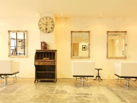 【心斎橋】《月給17万円〜》《基本夜レッスンなし》★フレックス制あり★2年以内のデビュー目指して、早くからカットをしっかり学べます！美容師としてゆとりを持ちながら、成長していきたい方にぴったりのサロンです♪「アンティーク調のオシャレなサロン“RITA Hairs（リタヘアーズ）”からアシスタント（美容師）の求人☆★