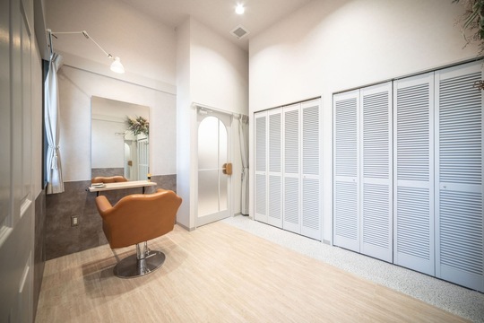 【日の出】≪社会保険完備・賞与あり・託児保育施設あり・月8日休み≫あなたの目指す働き方を一緒に作っていきます！！自分の時間も大切にしながらメリハリをつけて活躍できるサロン「poji hair design（ポジヘアデザイン）」からスタイリスト（美容師）の求人☆★