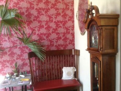 【交野市】日曜日の定休アリ★産休など、待遇面もばっちりでスタッフさんの定着率が◎アナタも将来のビジョンを考え、長く活躍できる環境でデビューを目指しませんか 四世代から支持される地域密着型サロンrajin (ラジン)からアシスタント(美容師)の求人☆★