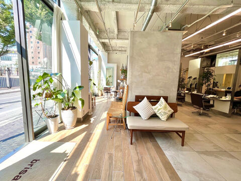 【表参道】≪完全週休3日制・社会保険完備・産休育休実績あり≫驚くほどに好待遇！高単価でリピーター多数のサロン！店内はリゾート風になっており落ち着いた雰囲気の中働けます！「brisa（ブリッサ）」からスタイリスト（美容師）の求人★☆★