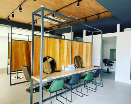 【花畑駅】≪完全週休二日制・月給19.2万円スタート・社会保険完備・営業中のレッスンOK≫生涯お仕事ができる美容室を目指しています！たくさんのお客様に笑顔になっていただくためスタッフ全員で協力しましょう！幅広い年代のお客様に愛されるヘアサロン「shi.o.ri.（シオリ）」からアシスタント（美容師）の求人★☆