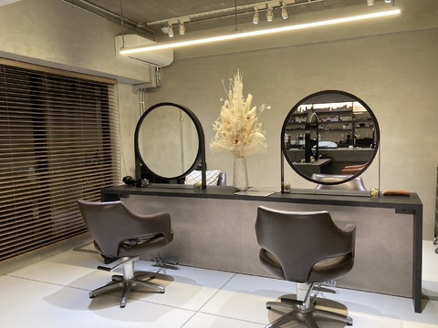 【肥後橋】≪カラー・髪質改善専任スタッフも同時募集≫≪完全週休2日制≫≪早期デビュー可能！≫確実にスキルアップ出来る環境です！スタイリッシュなサロン「croix（クロワ）」からアシスタント（美容師）の求人☆☆