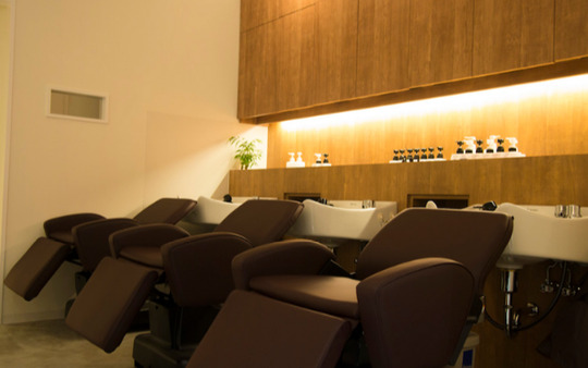 【熊谷】≪毎週月火定休≫≪19時までには退勤可能≫≪社会保険完備≫髪質・頭皮改善と似合わせカットが得意な、大人のラグジュアリーサロン！プライベートの時間も充実でき、スタッフの仲も良いので楽しく仕事を続けられます♪Ammi-Hair（アミィヘアー）からスタイリスト（美容師）の求人☆★