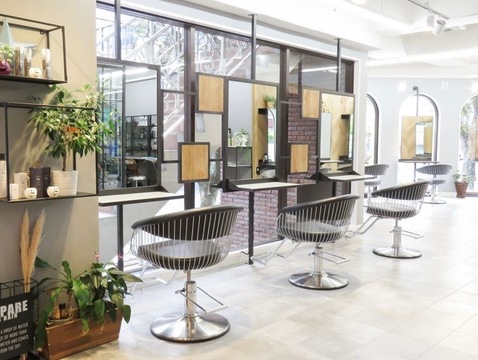 【たまプラーザ】≪正社員or業務委託≫≪賞与あり≫≪完全週休2日制≫≪土日祝休みOK≫ワークライフバランスを大切にしている人気サロン！ライフスタイルに合わせて柔軟な働き方ができます！「CASA by Humium（カーサバイハミュウ）」からスタイリスト（美容師）の求人☆★