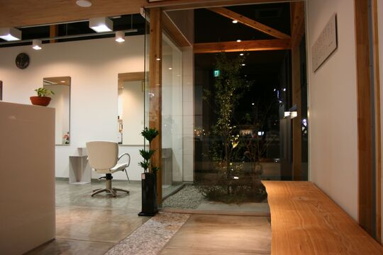 【亀山】≪月給20万円スタート≫≪月7日休み≫≪入客チャンスあり≫明るくフレンドリーな接客が大人気のアットホームサロン！お客様と密に関われて毎日楽しく働いてもらえます！長くスタイリストを続けたい方にはピッタリの環境を整えている「REMIX HAIR（リミックスヘアー）」からスタイリスト（理容師）の求人★☆