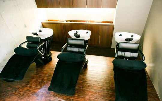 【警固】≪月休8,9日・18:00退勤あり・社会保険完備≫長くお仕事できるように月に1度面談をしてスタッフ一人ひとりの話を聞き、一緒に成長しています。それぞれに合ったレッスン環境を創り、自信をつけることができる実力派サロン「RISA HAIR DESIGN（リサヘアーデザイン）」からアシスタント（美容師）の求人☆★