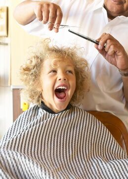 【大和高田駅】≪月7日休み≫≪ほぼ時間どおり退勤可能≫≪社会保険完備≫安心して長く働ける条件が整っています。「理容サービス トナリエ大和高田店（リヨウサービストナリエヤマトタカダテン）」から理容師（理容室）の求人☆★