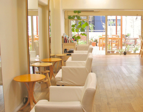 【心斎橋】スタッフさん同士仲良し♪また、他の業種の人たちとの交流もあったりと魅力がいっぱいのサロンで素敵な美容師を目指しましょう★ミナミにある木の温もり溢れるサロン“LiLo in veve（リロ イン ベベ）”からアシスタント（美容師）の求人★☆