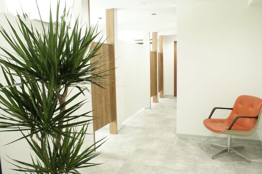 【出町柳】≪月給28万円≫≪年間休日130日程≫≪月10日休み≫≪土日休みOK≫≪社会保険完備≫≪制服あり≫完全マンツーマン！フレックスで勤務ができるのでプライベートの時間も作りやすい！働くパパさんを応援するサロン！薄毛の悩みがある方へ悩み解決を提案していく仕事！「モリアケ THE BARBER（モリアケザバーバー）」から理容師（理容室）の求人★★