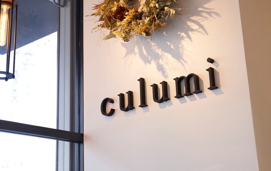 【梅田】≪スパニストも募集≫≪社会保険完備≫専門的な知識を身につけられる環境なので、お客様から信頼される美容師に成長できること間違いナシ！もっと成長したい方、お待ちしています。大人女性向けサロン「culumi（クルミ）」からスタイリスト（美容師）の求人☆★