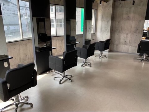 【京橋】全国に展開中の人気ヘアサロン！最新設備&豊富な薬剤を揃える業務委託サロン！スタイリッシュな店内には個室も完備！ フリー45％／指名50％還元  単価8000円 により高収入が可能です！「_WHITE 京橋店（アンダーバーホワイト キョウバシテン）」からスタイリスト（美容師）の求人☆★