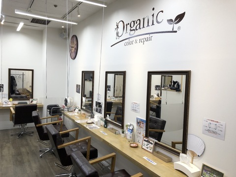 【東神奈川駅】≪社会保険完備≫≪正社員の方も土日休み可能な働き方あり≫≪幅広い年代の方が活躍できる≫ノルマがないのでじっくりと自分のお客様と向き合うことができる環境のサロンです「Organic（オーガニック）」からカラーリスト（美容師）の求人★☆