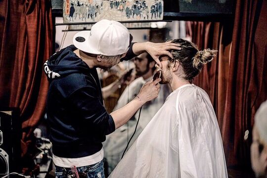 【幡ヶ谷】≪技術者月給25万円〜≫≪月8日休み≫≪2年でデビュー可能・営業時間内レッスンあり≫フェード、パーマなど幅広いデザインを提供！居心地のよい空気感がお客様にもスタッフにも嬉しいカジュアルバーバーです！「BARBER ellen second 幡ヶ谷（バーバーエレンセカンドハタガヤ）」から理容師（理容室）の求人★☆