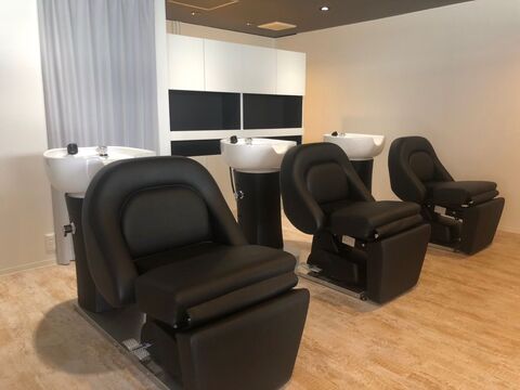 【千里中央】≪平均月収40万以上も可能≫≪休み、時間自由≫あなたのライフスタイルに合わせて勤務できる完全歩合サロン！アシスタントも在籍しているので、無理なく高収入を狙えます！「WHARF WEST（ワーフウエスト）」からスタイリスト（美容師）の求人☆★