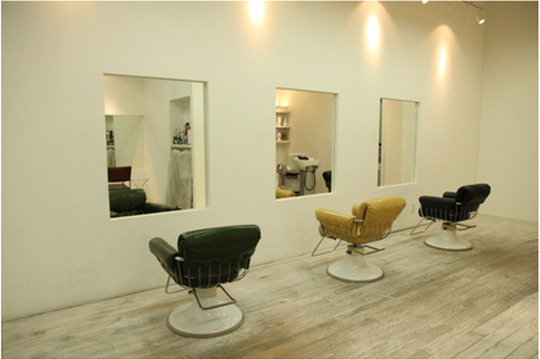 【川西能勢口】≪入客チャンスあり≫≪公休を使って日曜日休むことも可能≫サロンワーク以外にも撮影などに興味のある方はどんどんチャレンジしていける環境！アンティーク調のオシャレな小規模サロン「TREAT（トリート）」からスタイリスト（美容師）の求人☆★☆