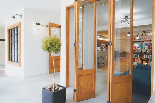 【上前津】◆社会保険完備・完全週休2日制・土日休み取得可能◆サロンワーク中心で無駄な拘束はなし！安売りではない技術でゆったりお客様と関われる高単価サロン「COMILE（コミレ）」からスタイリスト（美容師）の求人☆★