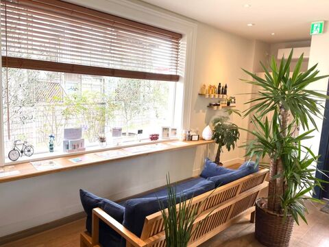 【外環沿い富田林】 月8日休み  社会保険完備 実力派オーナーが手がけるトータルビューティーサロン！技術を学びたい、講師活動に興味のある方にぴったりなサロンです！「lulu CHARIS（ルルカリス）」からアシスタント（美容師）の求人☆☆