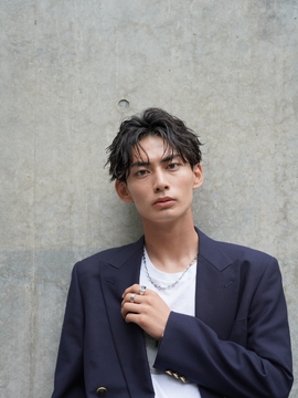 【心斎橋】fifth groupが手掛ける実力派サロン！高い技術や集客ノウハウを身に付けたい方必見！◆未経験・新卒生OK◆社会保険完備◆完全週休2日制◆撮影モデル代負担あり◆独自の技術を使ったメンズパーマが人気！「Men's salon tenn. by fifth 心斎橋（メンズ サロンテンバイフィフスシンサイバシ）」からアシスタント（美容師）の求人☆★