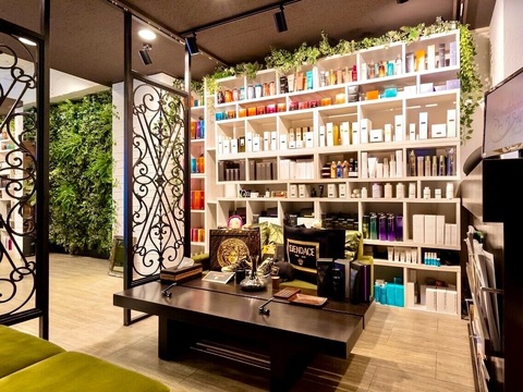 【烏丸】≪月8日休み≫≪土日休み可能≫≪社会保険完備≫≪有給休暇あり≫最短2年でデビュー可能！平均退社時間20時！プライベートも充実できるサロン！商材豊富で美容マニアが集うサロン！「independence（インデペンデンス）」よりアシスタント（美容師）の求人☆★