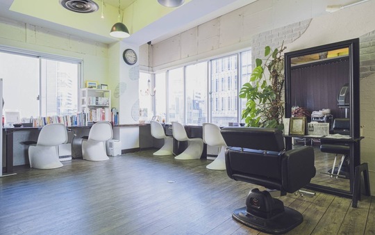 【旧居留地・大丸前】≪社会保険完備≫≪20時頃には退勤可能≫≪月給20万円≫辞める理由がない会社づくりをモットーに、働きやすい環境を整えています。幅広い年齢層の方に愛されるアットホームサロン！「moon jeje (ムーンジェジェ)」からアシスタント（美容師）の求人☆★