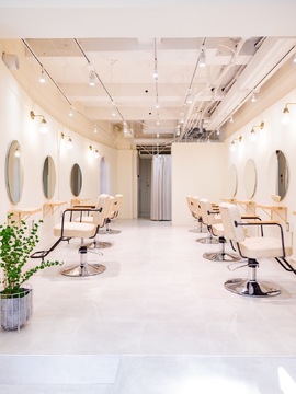 【河原町】≪産休・育休実績あり≫≪完全週休2日制≫≪社会保険完備≫興味があればアイラッシュや着付けも学べる環境あり！産休や育休の制度もありお子さんの理解もあるサロン！デザインカラーやブリーチ比率も高いサロンです！「uni（ウニ）」からスタイリスト（美容師）の求人☆★