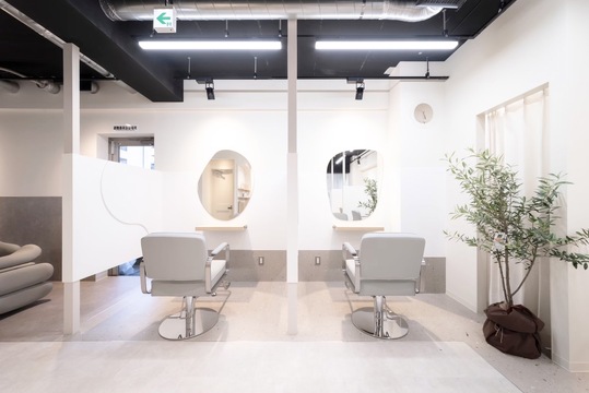 【天神南駅】≪月8～10日休み・土日祝のお休みOK・フレックスタイム制度あり・保証給あり・社会保険完備・高単価でマンツーマン接客・19時までに退勤可能・ママさんの応募も歓迎・SNS集客なし≫美容業界では珍しいフレックスタイム制度を導入！安心して働ける制度が充実！「Cara FUKUOKA（カラフクオカ）」からスタイリスト（美容師）の求人☆★☆